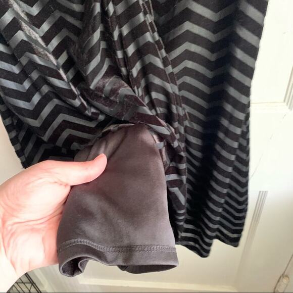 Lane Bryant Chevron Velvet Stripe Twist Front Sleeveless Dress LBD 14/16 V-Neck - Picture 7 of 8